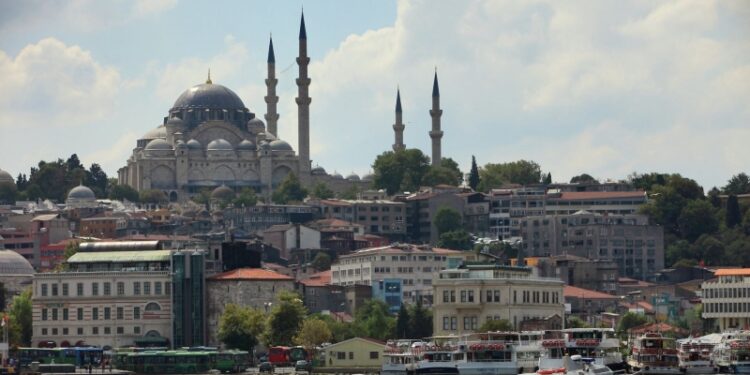 В Стамбуле оштрафовали ресторан, где с клиентов требовали плату за зарядку