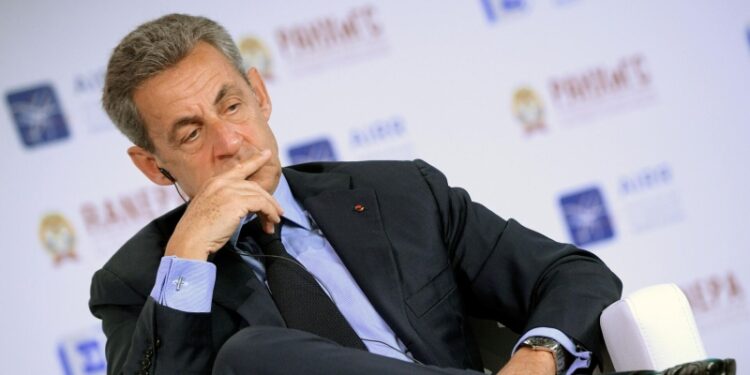 Во Франции адвокаты подали жалобу на Саркози, сообщили СМИ