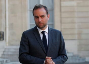 Во Франции лидер одной из партий отказался войти в правительство Лекорню