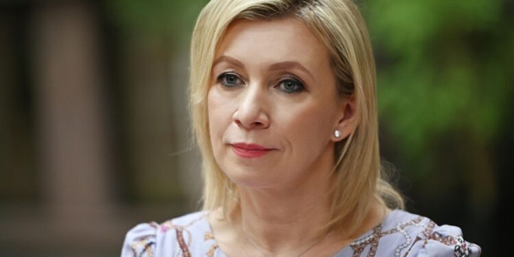 Захарова заявила о тотальном кризисе демократии во Франции