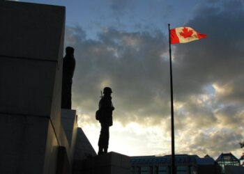 Американские пошлины толкают Канаду к сближению с Китаем, пишет WP