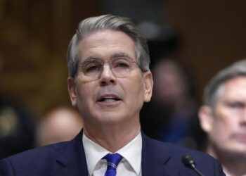 Бессент заявил, что посетит слушания по пошлинам в верховном суде США