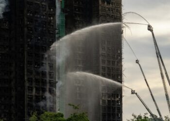 Более 60 человек остаются заблокированными в высотках в Гонконге