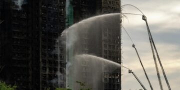 Более 60 человек остаются заблокированными в высотках в Гонконге