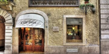 Часть средневековой башни Конти обрушилась в центре Рима