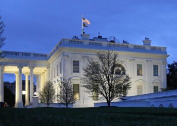 Действия Трампа в адрес Венесуэлы ускоряют упадок США, заявил Дотком