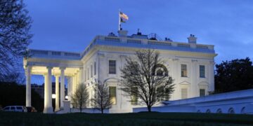 Действия Трампа в адрес Венесуэлы ускоряют упадок США, заявил Дотком