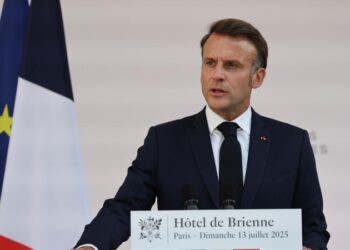 Доля недовольных Макроном французов достигла рекорда, показал опрос