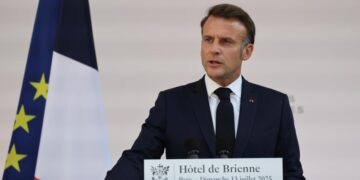 Доля недовольных Макроном французов достигла рекорда, показал опрос