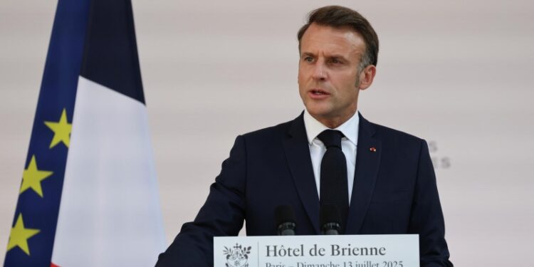 Доля недовольных Макроном французов достигла рекорда, показал опрос