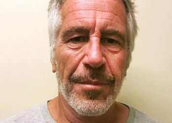 Экс-министр США отказался от публичных обязательств из-за писем Эпштейну