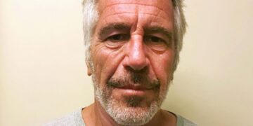 Экс-министр США отказался от публичных обязательств из-за писем Эпштейну