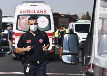 Еще двоих туристов госпитализировали из отеля в Стамбуле