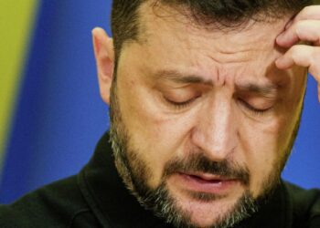 Guardian: Зеленский оказался в наиболее уязвимом положении с начала СВО