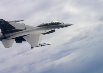 Истребитель ВВС США перехватил самолет близ резиденции Трампа