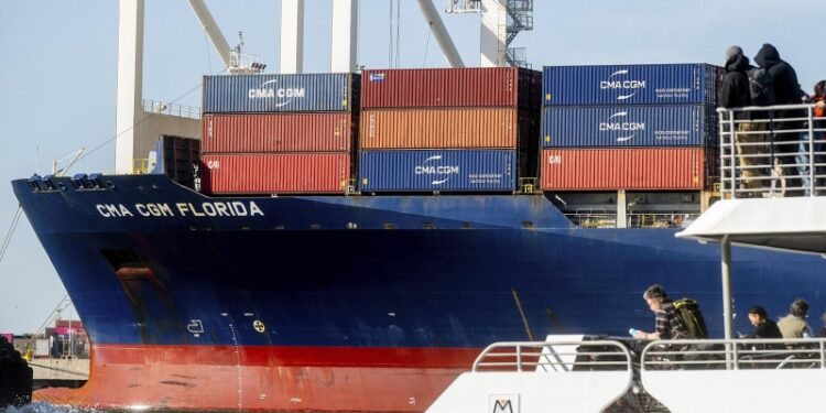 Китай приостановил портовые сборы с американских судов