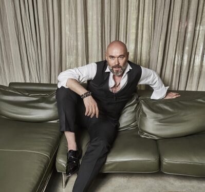 Максиму Аверину — 50: почему уехал из Москвы, боится светской тусовки и как реагирует на подколы за «Склифосовский»