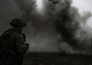 Минобороны показало военнослужащего с флагом России в Двуречанском