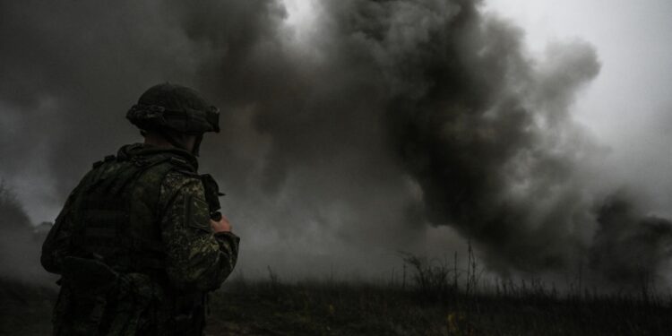 Минобороны показало военнослужащего с флагом России в Двуречанском
