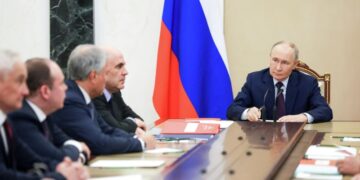 Многие западные СМИ исказили слова Путина на Совбезе, заявил Песков