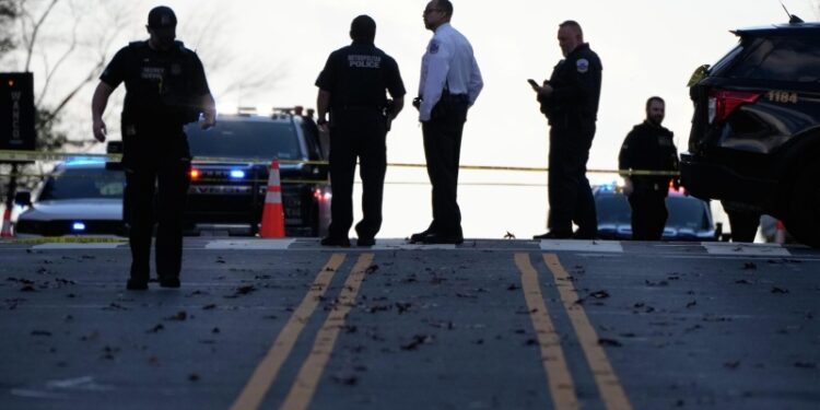 Очевидцы стрельбы у Белого дома сообщили, что слышали две очереди выстрелов