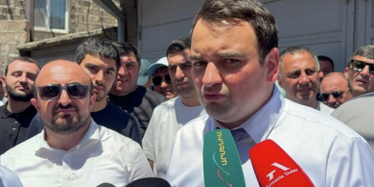 Племянник арестованного в Армении бизнесмена дал интервью Такеру Карлсону