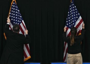 Почти половина американцев считает, что лидерство США в мире ослабло