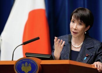 Политический курс премьера Японии опасен для страны, заявил эксперт