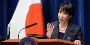 Политический курс премьера Японии опасен для страны, заявил эксперт