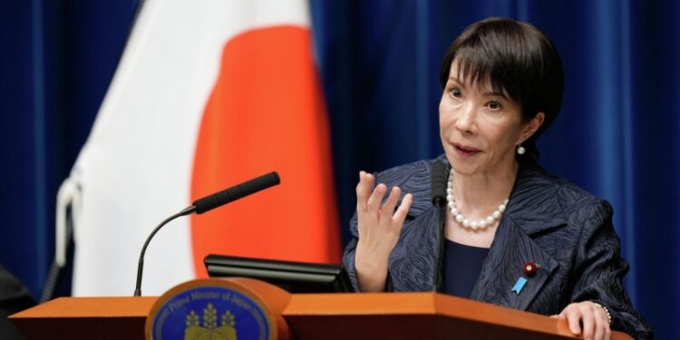 Политический курс премьера Японии опасен для страны, заявил эксперт