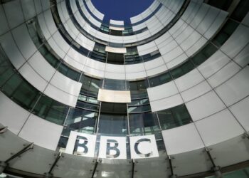 Половина британцев считает Би-би-си политически предвзятой, показал опрос