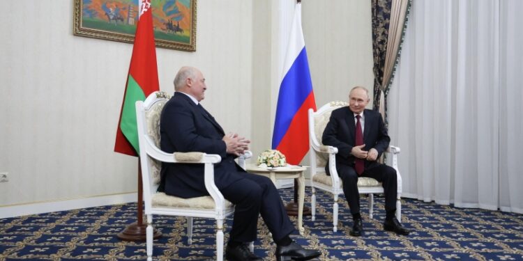 Путин и Лукашенко продолжали оживленно общаться после переговоров в Бишкеке