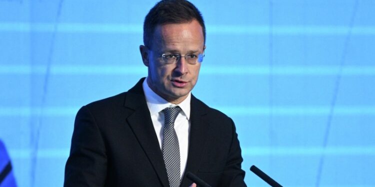 Сийярто призвал ЕС прекратить финансирование Киева