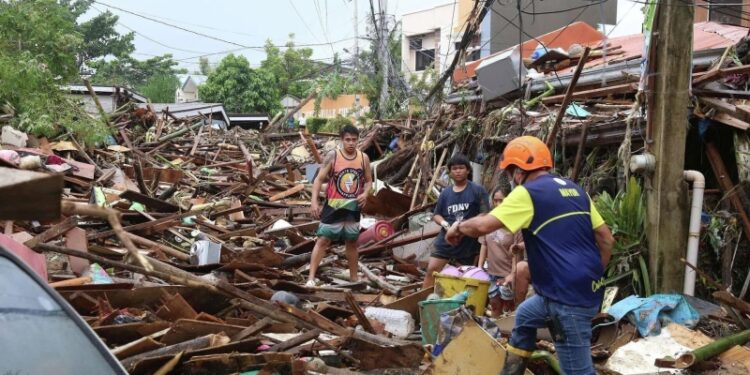 СМИ: число погибших из-за тайфуна на Филиппинах превысило 100 человек