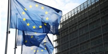 СМИ: ЕК рассматривает возможность отказа от технологий Huawei и ZTE