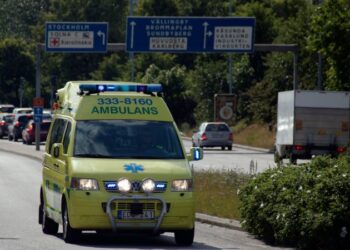 СМИ: из-за наезда автобуса на людей в Стокгольме погибли три человека