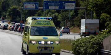 СМИ: из-за наезда автобуса на людей в Стокгольме погибли три человека