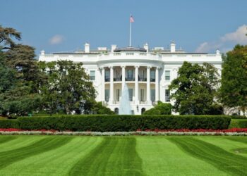 СМИ: США изучают идею сброса листовок над Каракасом в день рождения Мадуро