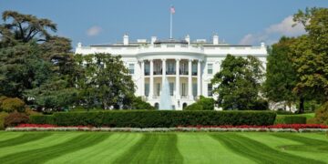 СМИ: США изучают идею сброса листовок над Каракасом в день рождения Мадуро