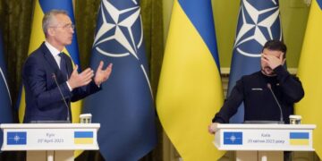 Столтенберг рассказал о мольбах Зеленского из бункера