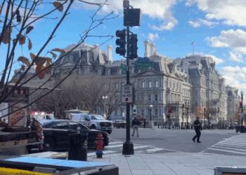 Стрелявший в нацгвардейцев в Вашингтоне получил ранение, сообщил Трамп