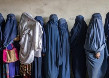 Талибы запретили женщинам без бурок посещать больницы, сообщили СМИ