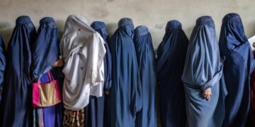 Талибы запретили женщинам без бурок посещать больницы, сообщили СМИ