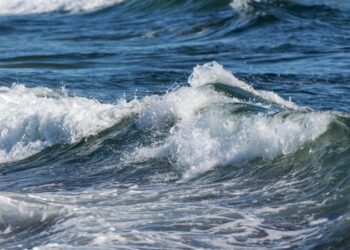 Танкер турецкой фирмы дал течь у берегов Сенегала, пишут СМИ