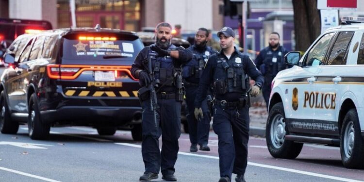 Трамп назвал стрелявшего в нацгвардейцев чокнутым