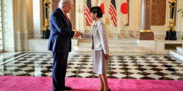 Трамп проведет телефонный разговор с премьером Японии