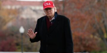 Трамп уехал во Флориду, несмотря на желание Зеленского встретиться с ним