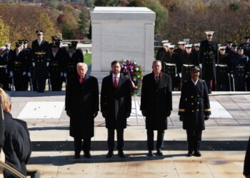 Трамп в День ветеранов возложил венок на Арлингтонском кладбище