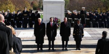 Трамп в День ветеранов возложил венок на Арлингтонском кладбище