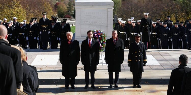Трамп в День ветеранов возложил венок на Арлингтонском кладбище